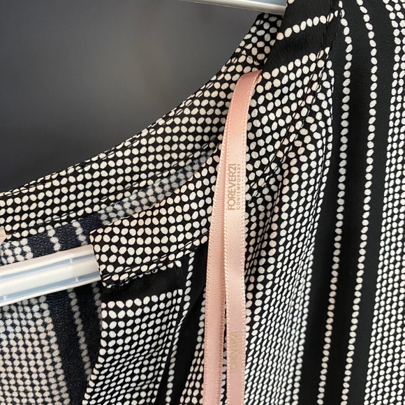 (LIKE NEW) Forever21 boxy blouse - size L - Picture 2 of 4